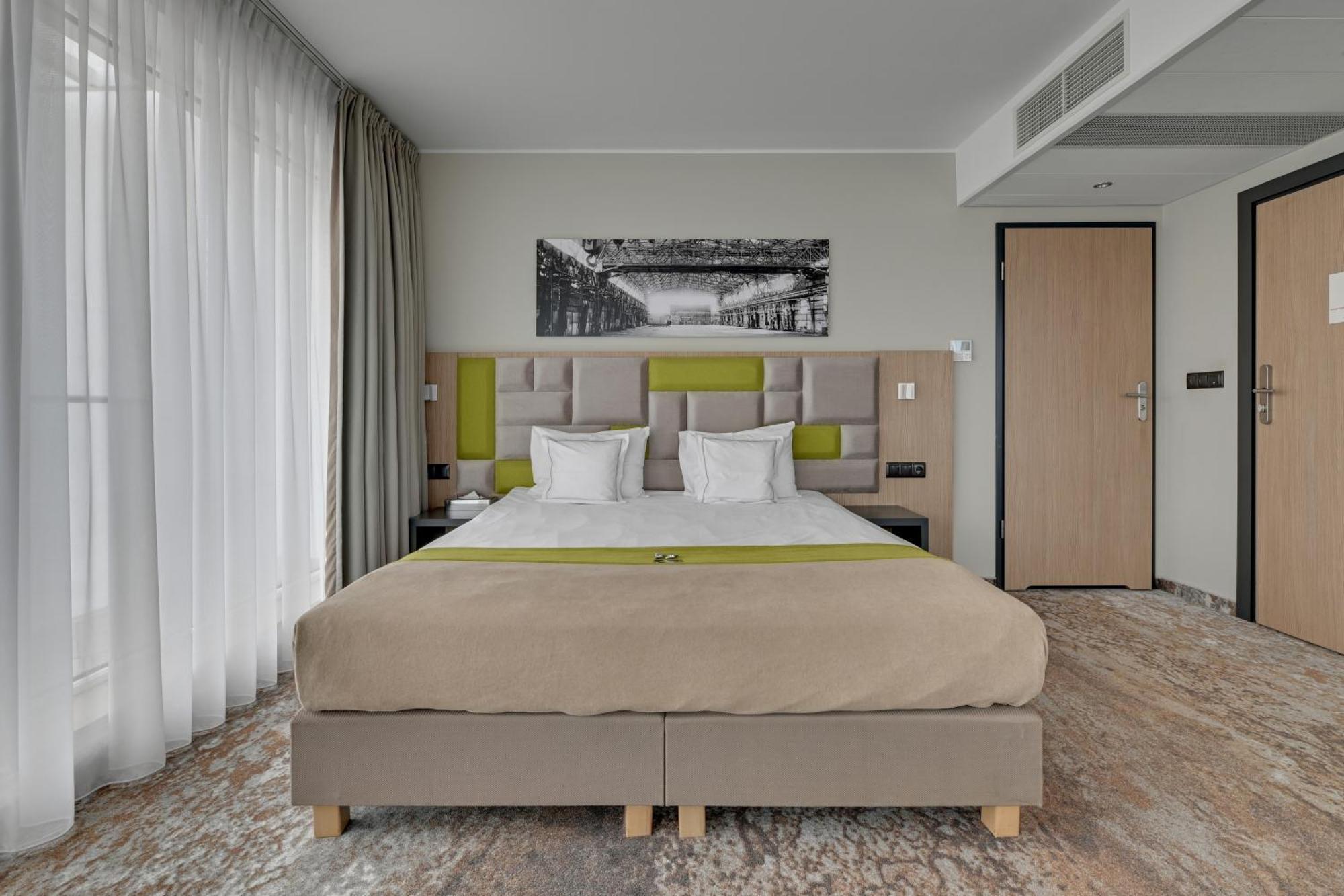 Hotel Almond Business & By Grano